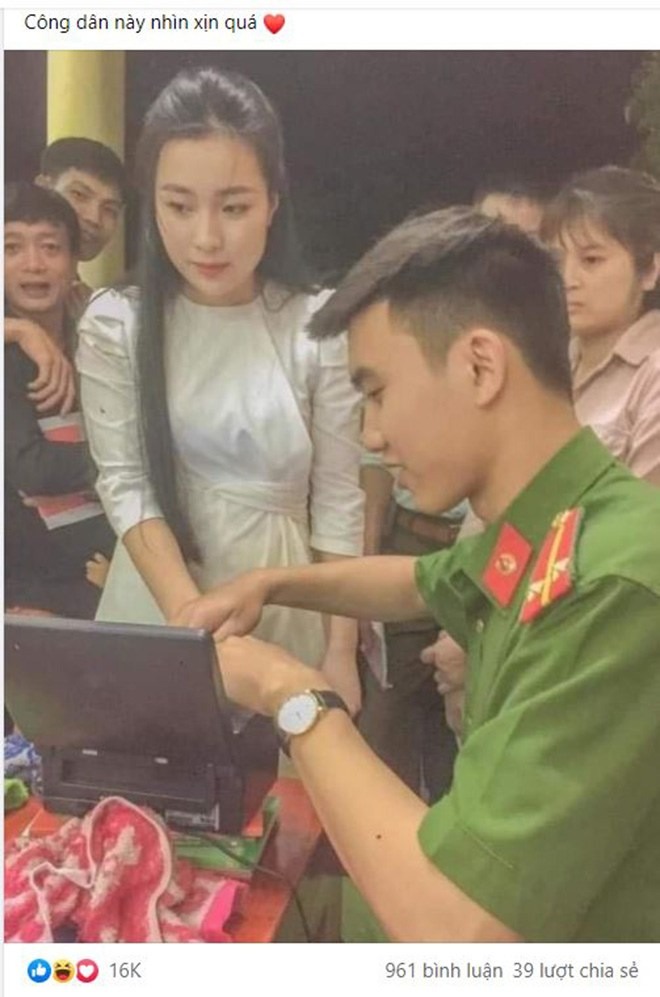 Khoảnh khắc gây xôn xao MXH của cô gái Thanh Hóa khi đi làm CCCD. Ảnh: Facebook