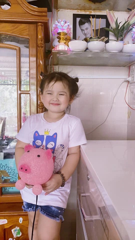 Bé Helen hạnh phúc cần trên tay kỷ vật mà bố để lại. Ảnh: FBNV Bé Helen hạnh phúc cần trên tay kỷ vật mà bố để lại. Ảnh: FBNV