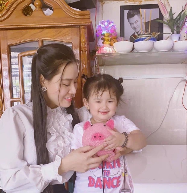 Xúc động khi thấy gương mặt hạnh phúc của con gái Vân Quang Long sau khi nhận được kỷ vật của bố - Ảnh 1 Xúc động khi thấy gương mặt hạnh phúc của con gái Vân Quang Long sau khi nhận được kỷ vật của bố - Ảnh 1