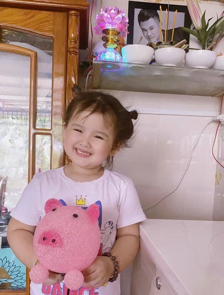 Xúc động khi thấy gương mặt hạnh phúc của con gái Vân Quang Long sau khi nhận được kỷ vật của bố - Ảnh 2 Xúc động khi thấy gương mặt hạnh phúc của con gái Vân Quang Long sau khi nhận được kỷ vật của bố - Ảnh 2