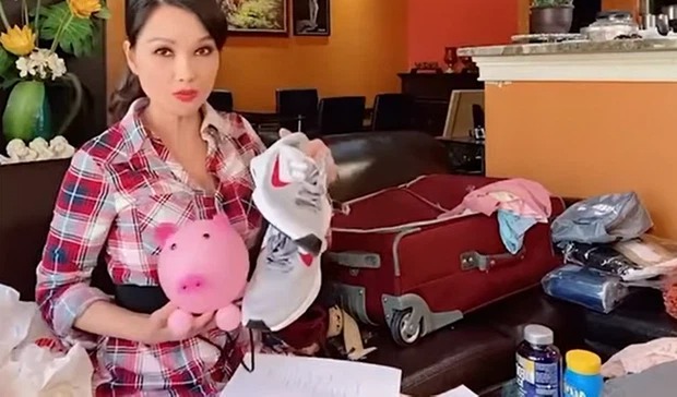 Nữ ca sĩ hải ngoại là em kết nghĩa với Vân Quang Long đã đưa vali hành lý này về cho gia đình cố ca sĩ ở Việt Nam. Ảnh: Internet Nữ ca sĩ hải ngoại là em kết nghĩa với Vân Quang Long đã đưa vali hành lý này về cho gia đình cố ca sĩ ở Việt Nam. Ảnh: Internet