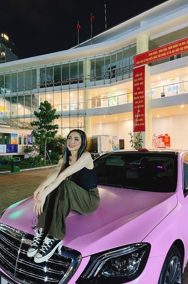 Hòa Minzy tạo dáng cực chất bên siêu xe. Ảnh: Instagram