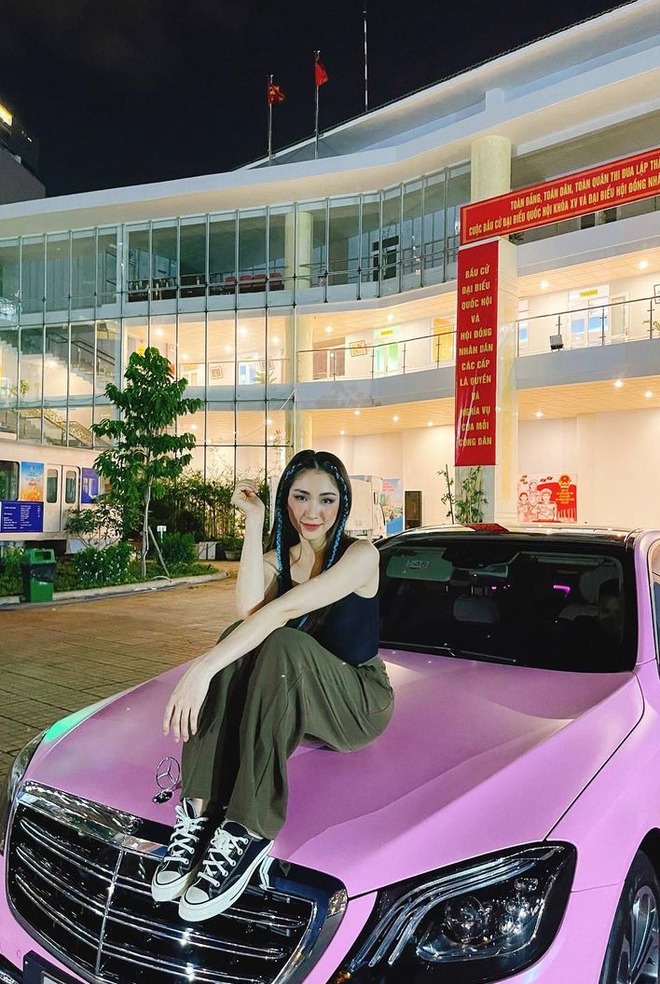 Lên đồ như gái đôi mươi, mẹ bỉm Hòa Minzy tạo dáng với tư thế 'toát ra mùi tiền' - Ảnh 1