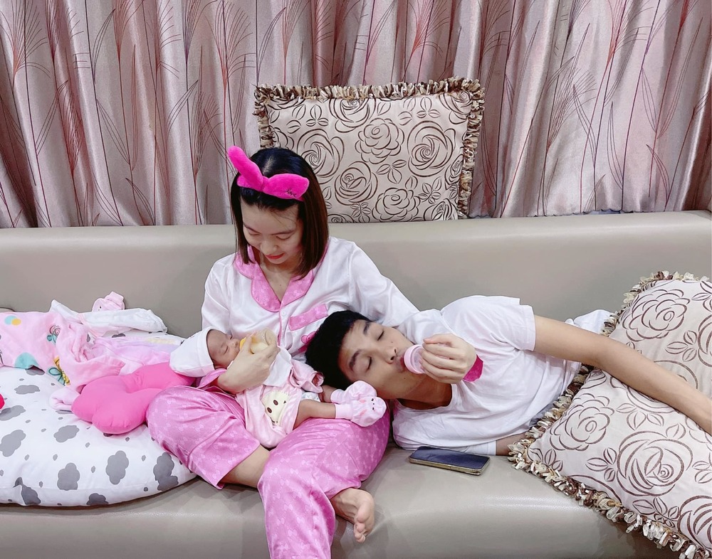 Mạc Văn Khoa cũng thường xuyên dành thời gian chăm con cho vợ và có những khoảnh khắc cực kỳ đáng yêu. Ảnh: Internet