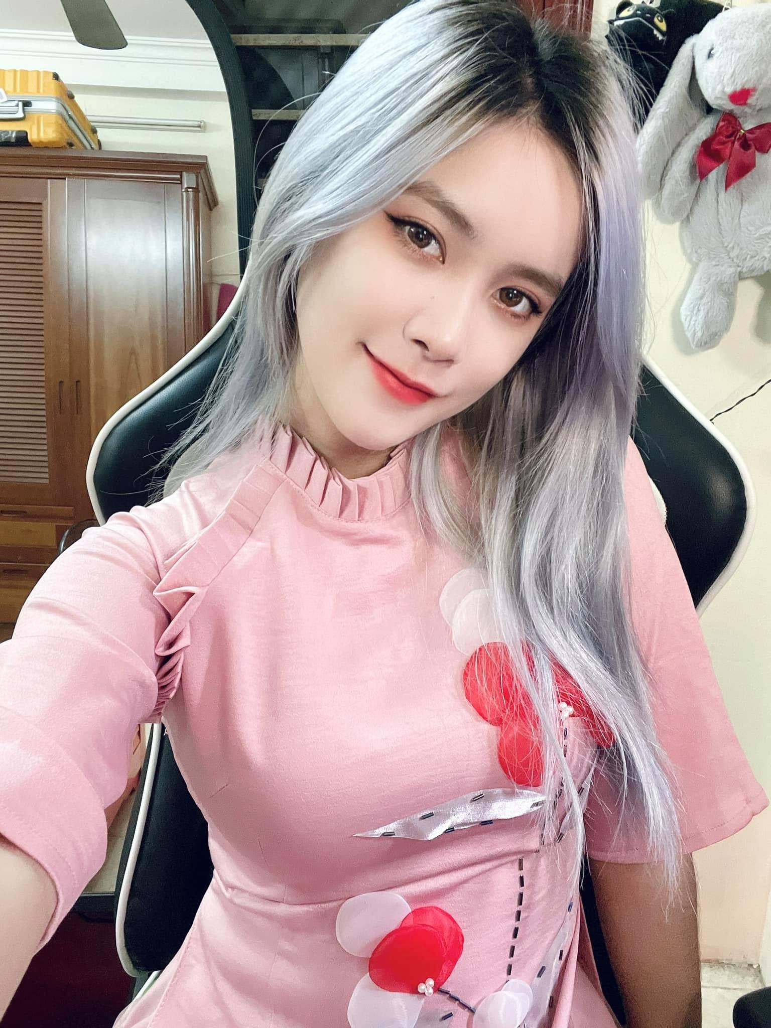 Công khai gửi lời yêu đến tình cũ Linh Ngọc Đàm, nữ streamer xinh đẹp nhận về rổ 'gạch đá' đến mức sức khỏe xuống dốc - Ảnh 3 Công khai gửi lời yêu đến tình cũ Linh Ngọc Đàm, nữ streamer xinh đẹp nhận về rổ 'gạch đá' đến mức sức khỏe xuống dốc - Ảnh 3