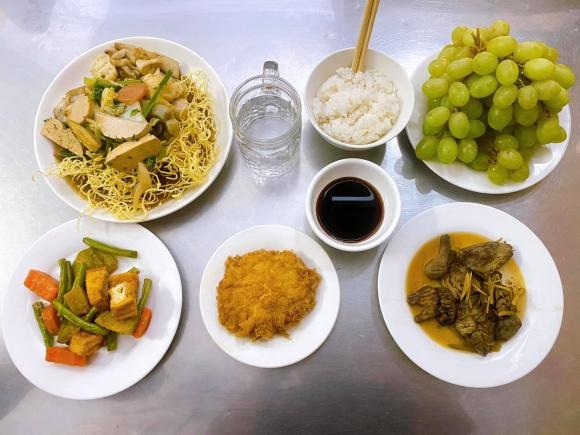 Bữa cơm chay, quản lý cũ của Mai Phương tự tay làm trong ngày giỗ đầu cố diễn viên. Ảnh: FB Bữa cơm chay, quản lý cũ của Mai Phương tự tay làm trong ngày giỗ đầu cố diễn viên. Ảnh: FB