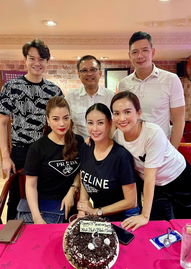 Trương Ngọc Ánh và vợ chồng Anh Thơ, Hà Kiều Anh cùng chụp hình ảnh kỷ niệm. Ảnh: FB Trương Ngọc Ánh và vợ chồng Anh Thơ, Hà Kiều Anh cùng chụp hình ảnh kỷ niệm. Ảnh: FB