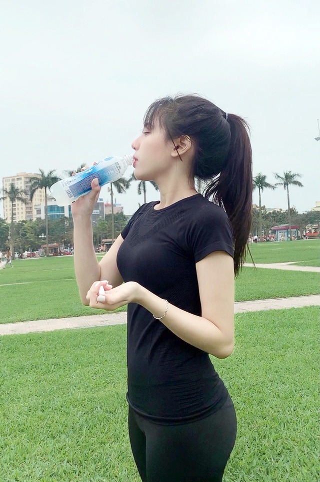 Nữ sinh khoa Triết giải khát giữa đường chạy nổi khắp MXH bởi visual tựa tiên nữ - Ảnh 2 Nữ sinh khoa Triết giải khát giữa đường chạy nổi khắp MXH bởi visual tựa tiên nữ - Ảnh 2