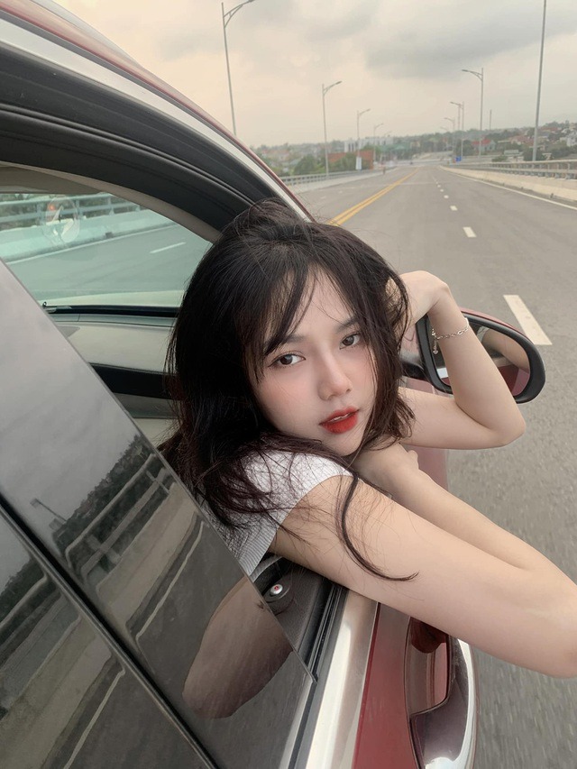 Nữ sinh khoa Triết giải khát giữa đường chạy nổi khắp MXH bởi visual tựa tiên nữ - Ảnh 3 Nữ sinh khoa Triết giải khát giữa đường chạy nổi khắp MXH bởi visual tựa tiên nữ - Ảnh 3
