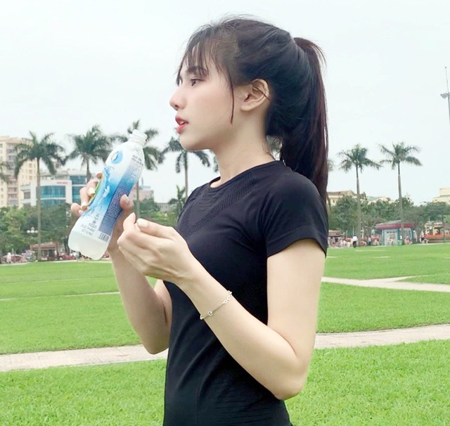 Nữ sinh khoa Triết giải khát giữa đường chạy nổi khắp MXH bởi visual tựa tiên nữ - Ảnh 1 Nữ sinh khoa Triết giải khát giữa đường chạy nổi khắp MXH bởi visual tựa tiên nữ - Ảnh 1
