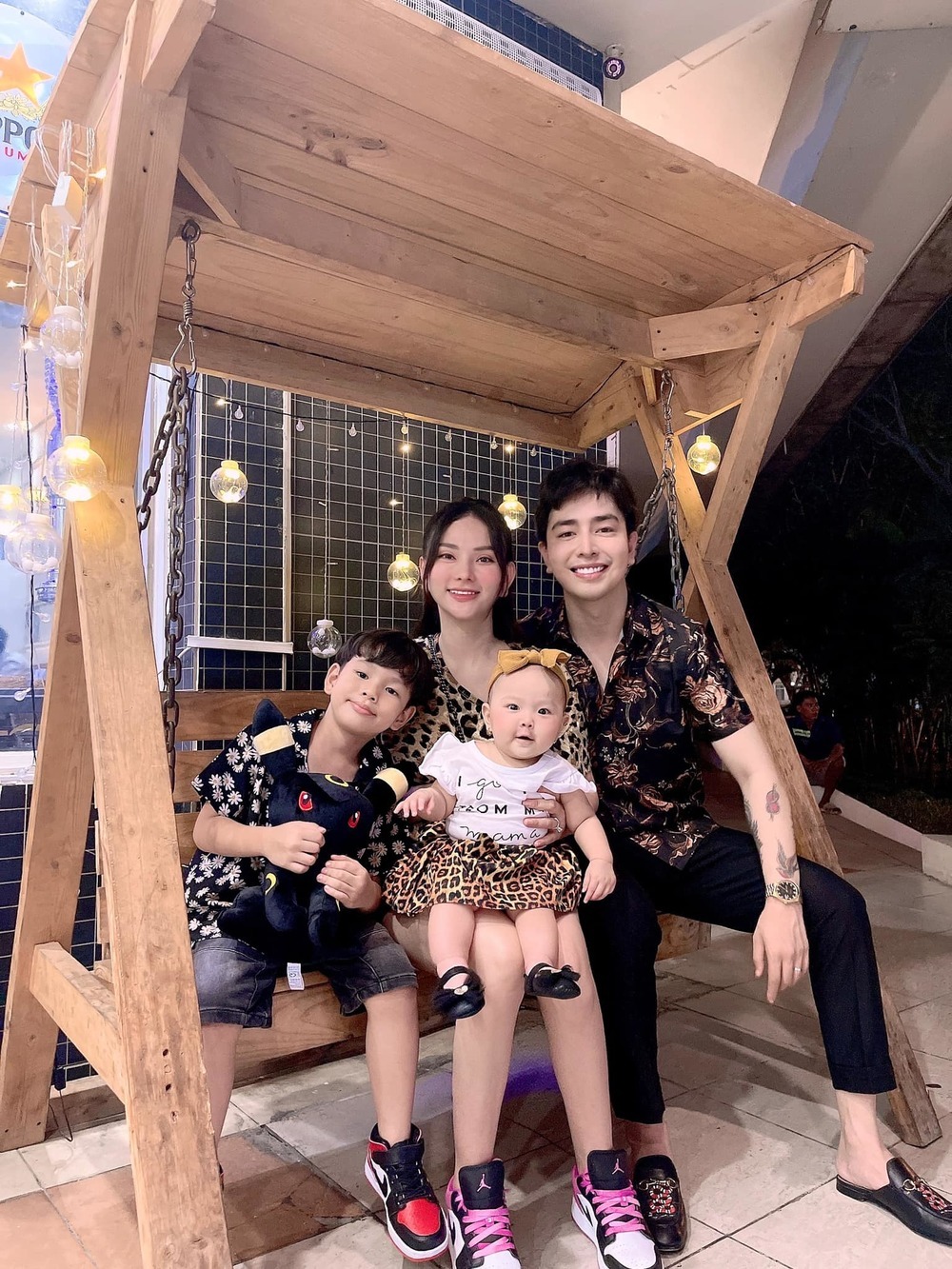 Gia đình hạnh phúc của Thu Thủy. Ảnh: FB