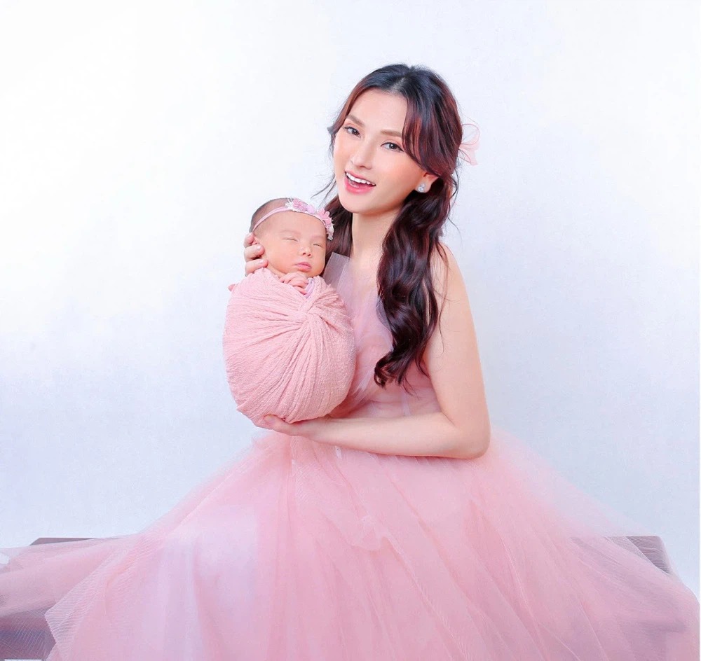 Thu Thủy chạm ngưỡng tuổi 40 vẫn tự tin lên đồ như hot girl, ngỡ ngàng nhất là đường cong chữ S khiến dân tình mê mẩn - Ảnh 2