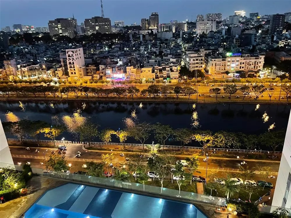 View nhìn từ căn hộ cao cấp tại nằm tại Quận 4 mà Midu vừa rao bán. Ảnh: FB