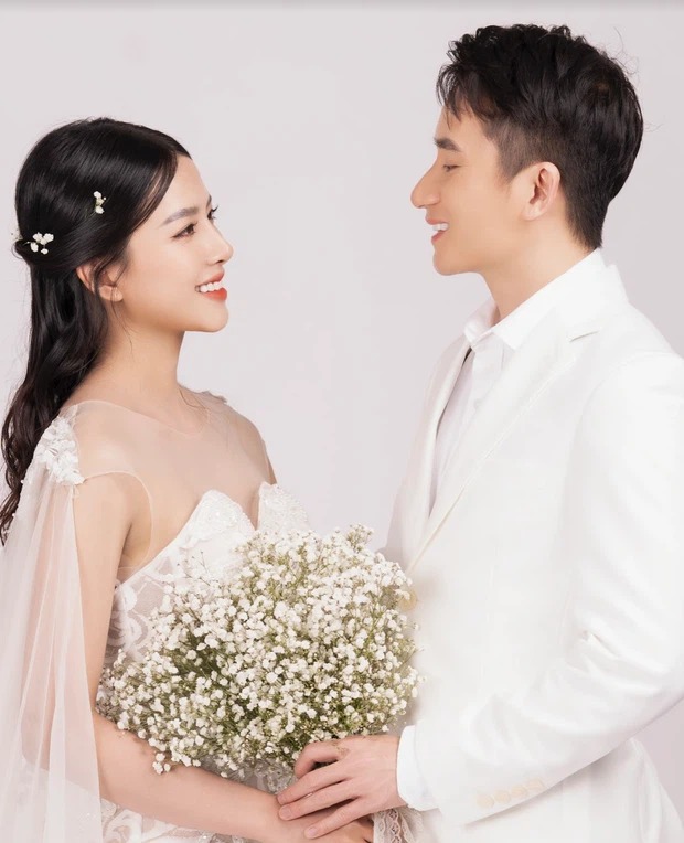 Sau hôn lễ, vợ chồng Phan Mạnh Quỳnh tung bộ ảnh cưới cực phẩm: Cô dâu lộ đường cong hút mắt, góc nghiêng 'thần thánh' khó ai sánh bằng - Ảnh 1 Sau hôn lễ, vợ chồng Phan Mạnh Quỳnh tung bộ ảnh cưới cực phẩm: Cô dâu lộ đường cong hút mắt, góc nghiêng 'thần thánh' khó ai sánh bằng - Ảnh 1