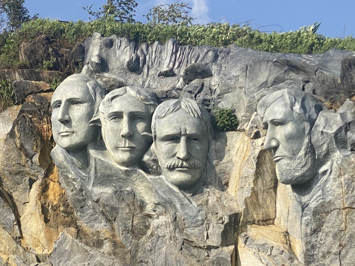 Khu du lịch này còn có phiên bản lỗi của Núi Rushmore. Ảnh: Internet