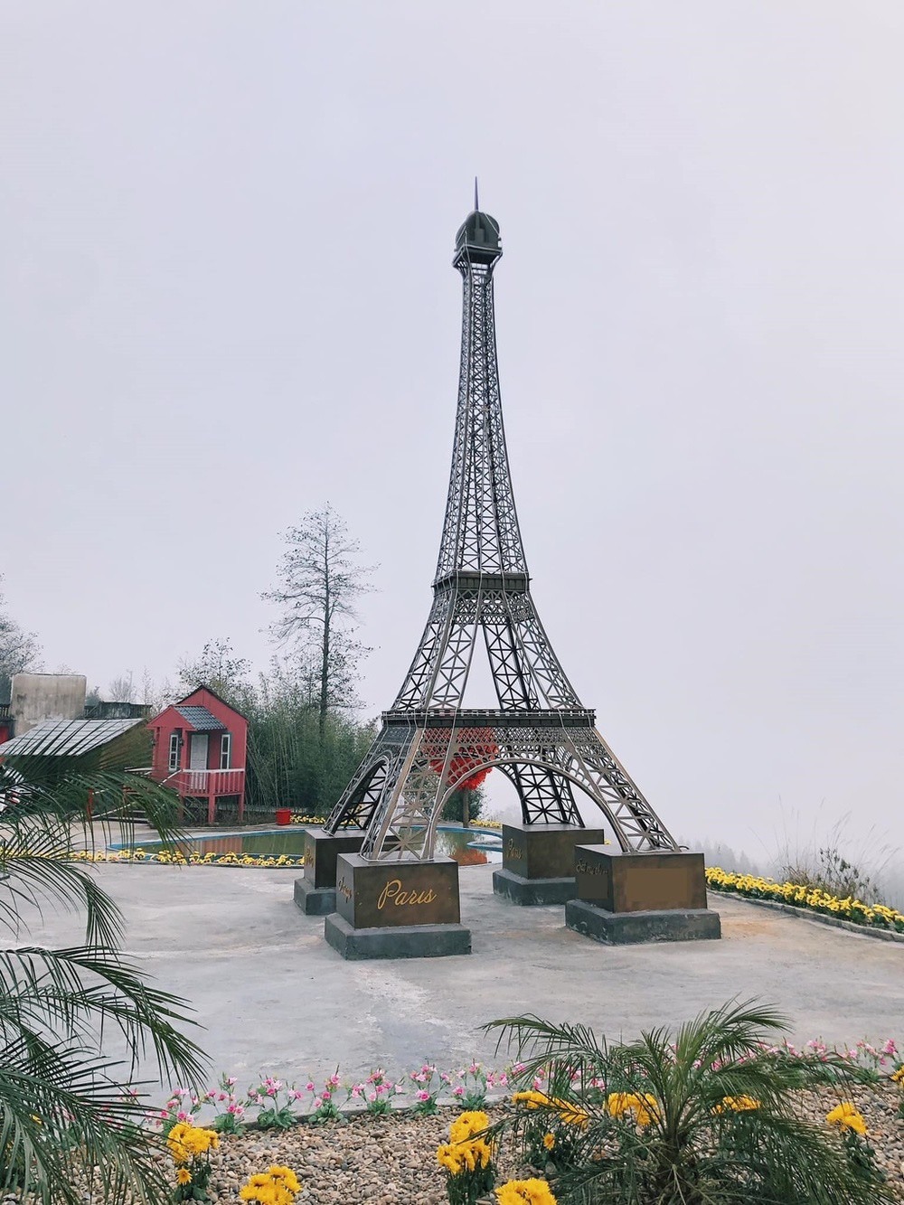 Phiên bản tháp Eiffel cũng có một phiên bản tại khu du lịch này. Ảnh: Internet