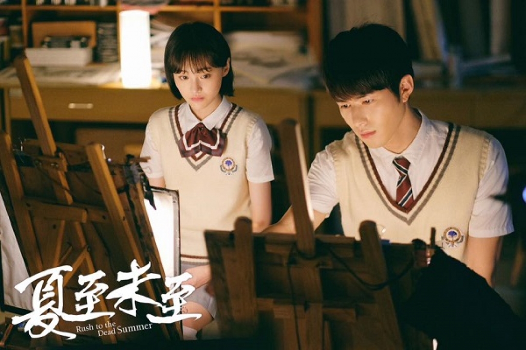 Hết bị tố 'đạo' poster phim Penthouse, MV mới của Phí Phương Anh lại có dấu hiệu 'mượn' tạo hình phim của Trịnh Sảng - Ảnh 1