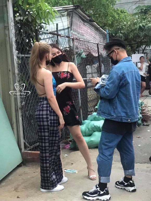Lên đồ táo bạo, Khởi My bị 'người qua đường' bắt trọn khoảnh khắc phơi bày khuyết điểm - Ảnh 2 Lên đồ táo bạo, Khởi My bị 'người qua đường' bắt trọn khoảnh khắc phơi bày khuyết điểm - Ảnh 2