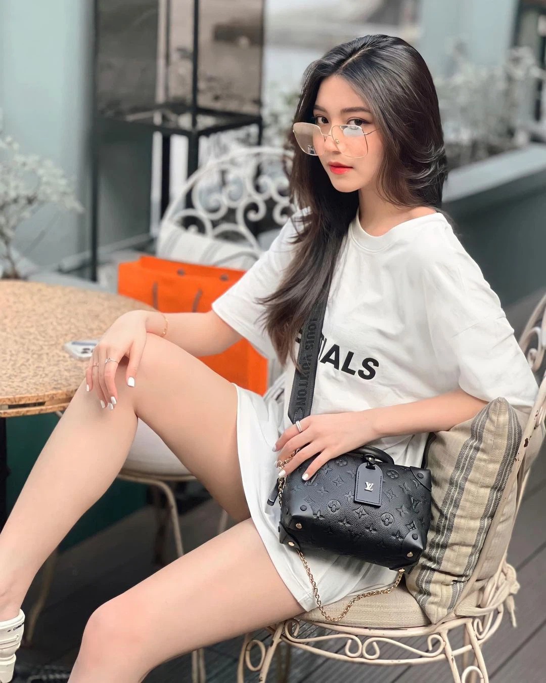 Giây phút 'cắn rứt lương tâm' của hot girl Bâu chỉ vì hành động 'lầm lỗi' của bản thân - Ảnh 2 Giây phút 'cắn rứt lương tâm' của hot girl Bâu chỉ vì hành động 'lầm lỗi' của bản thân - Ảnh 2