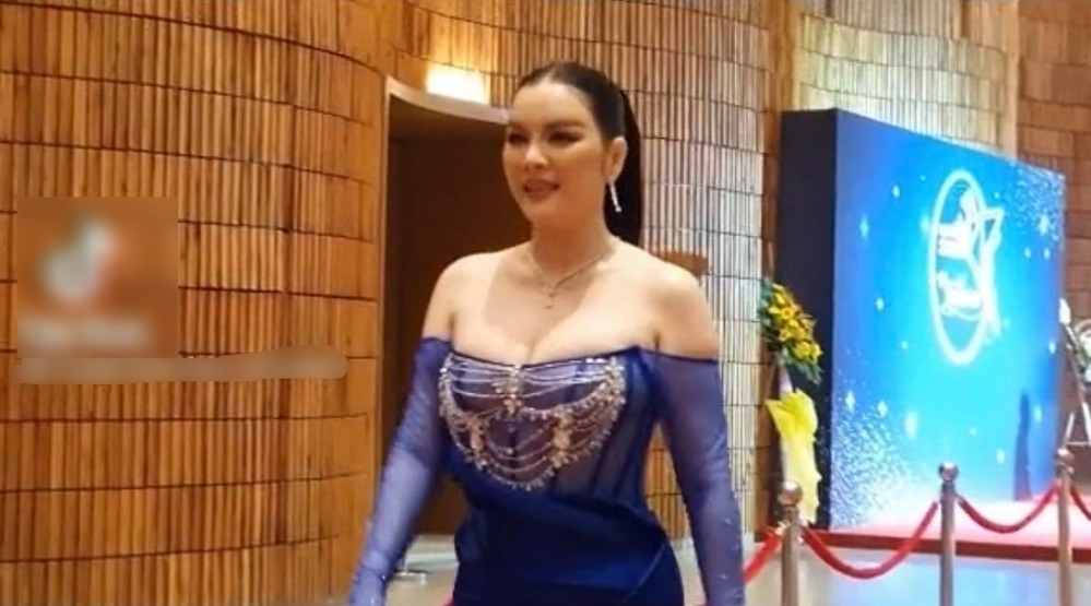 Hình ảnh Lý Nhã Kỳ tự tin sải bước thảm đỏ qua ống kính 'người qua đường'. Ảnh: Chụp màn hình