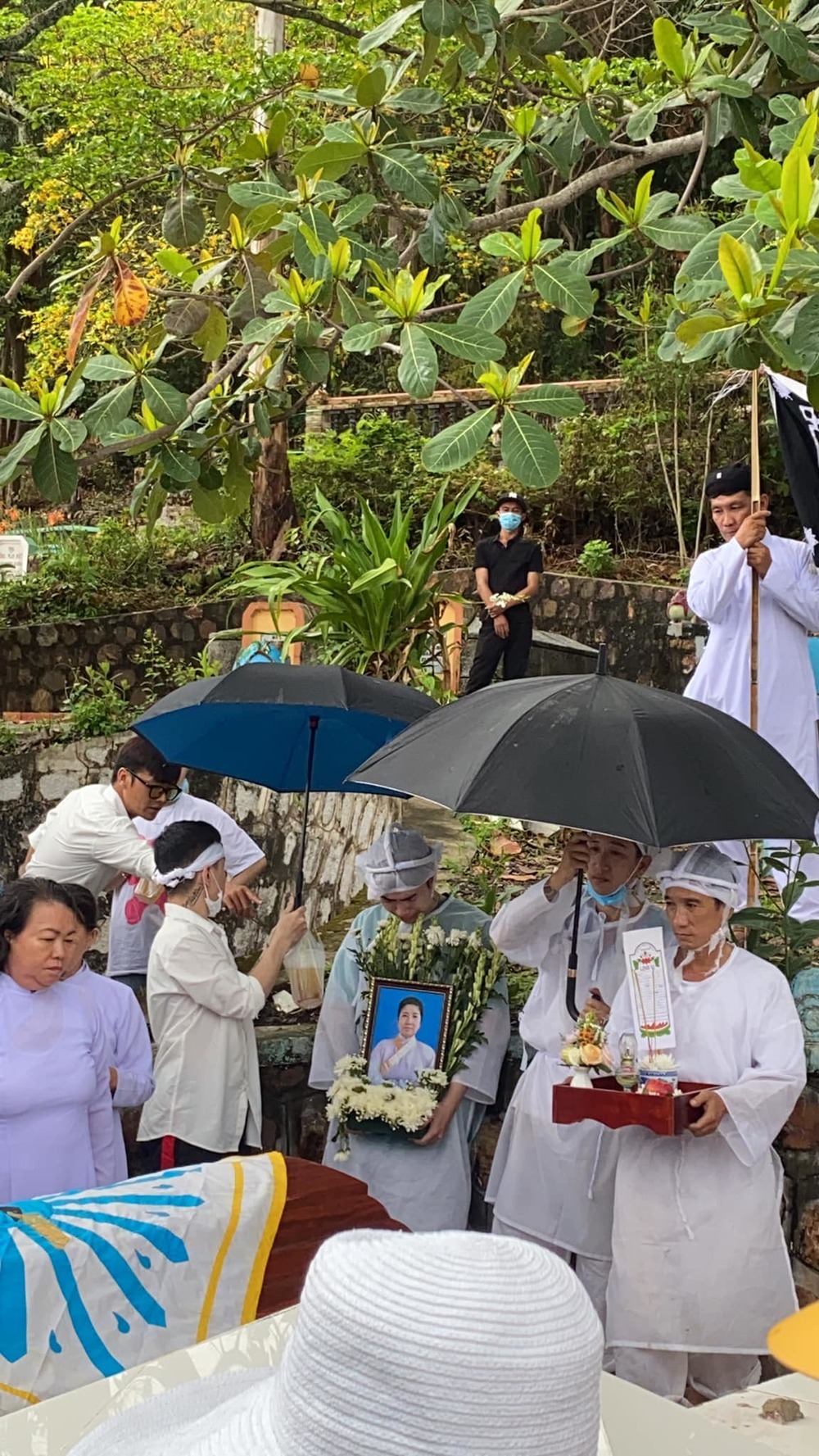 Chi Dân đau buồn trong đám tang mẹ. Ảnh: FB