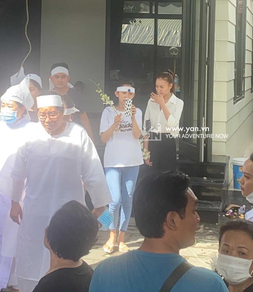 Lộ hình ảnh Ninh Dương Lan Ngọc 'dòng lệ tuôn trào' trong đáng tang mẹ Chi Dân, nghi vấn quan hệ tình cảm của 2 người lại dấy lên - Ảnh 1