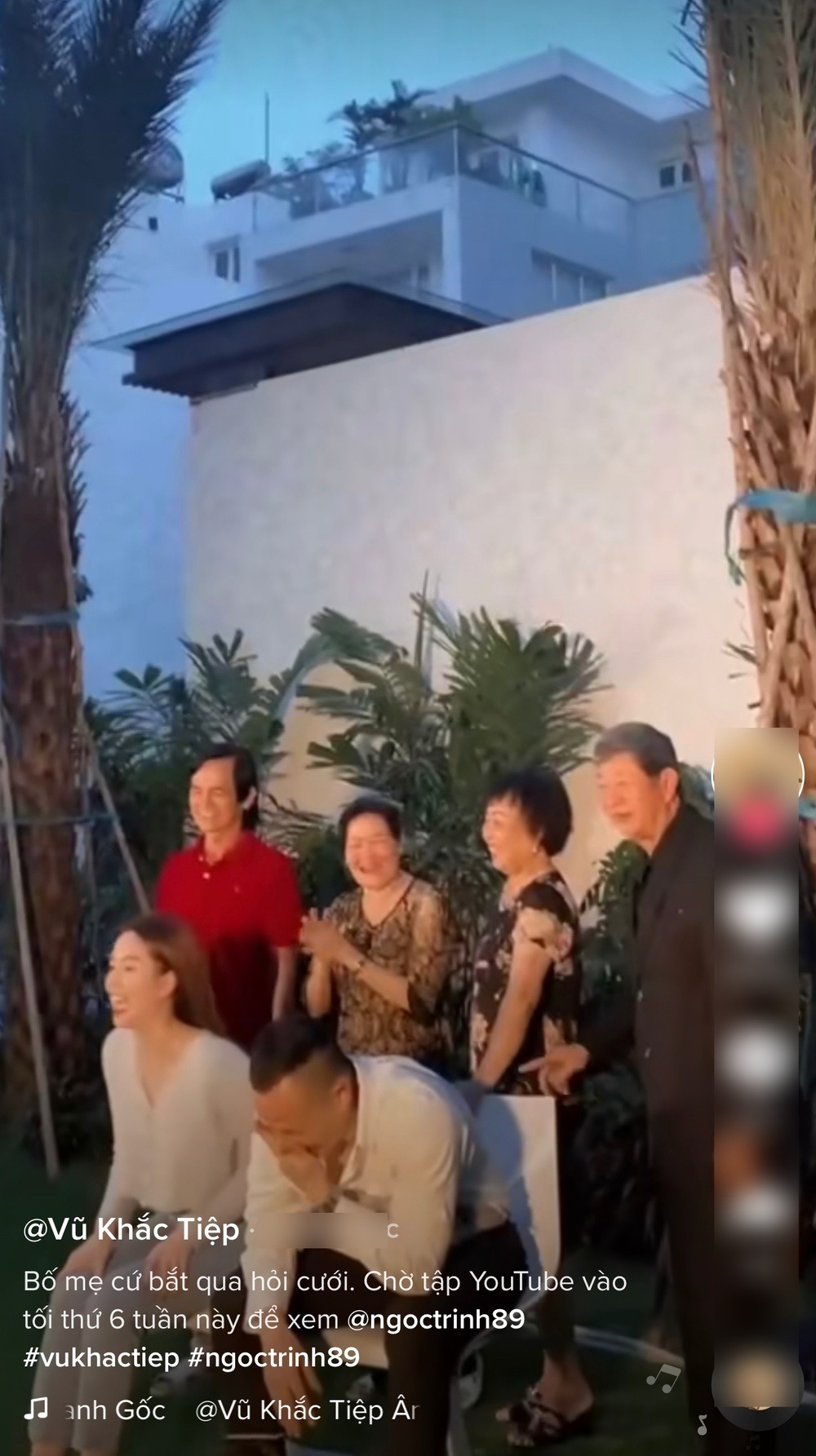 Xôn xao khoảnh khắc gia đình Vũ Khắc Tiệp đến hỏi cưới Ngọc Trinh, 2 bên thông gia niềm nở nhận 'dâu', 'rể' - Ảnh 2