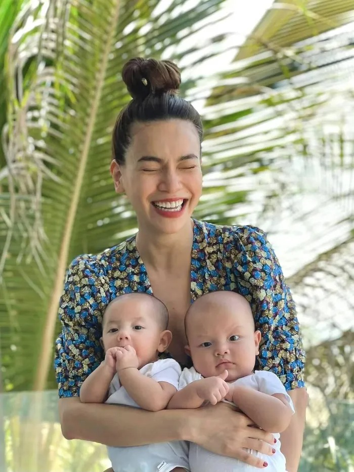 Lộ diện 'phiên bản gốc' của bé Lisa và Leon, Hồ Ngọc Hà đích thị thoát kiếp 'đẻ thuê' của hội mẹ bỉm Vbiz - Ảnh 1 Lộ diện 'phiên bản gốc' của bé Lisa và Leon, Hồ Ngọc Hà đích thị thoát kiếp 'đẻ thuê' của hội mẹ bỉm Vbiz - Ảnh 1