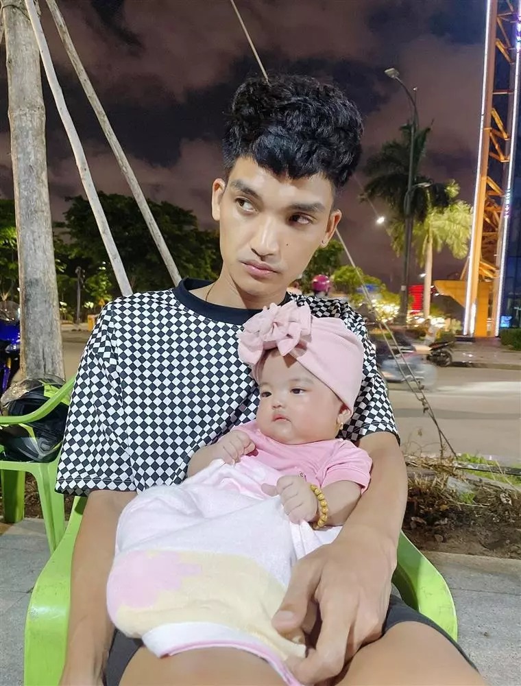 Biểu cảm như 'mất sổ gạo' của bố con Mạc Văn Khoa. Ảnh: FBNV Biểu cảm như 'mất sổ gạo' của bố con Mạc Văn Khoa. Ảnh: FBNV