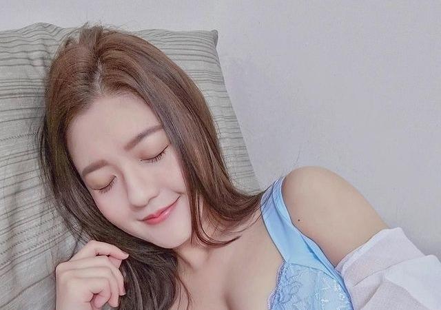 Cô nàng này có sở thích tạo dáng trên giường khoe nhan sắc gây xao xuyến