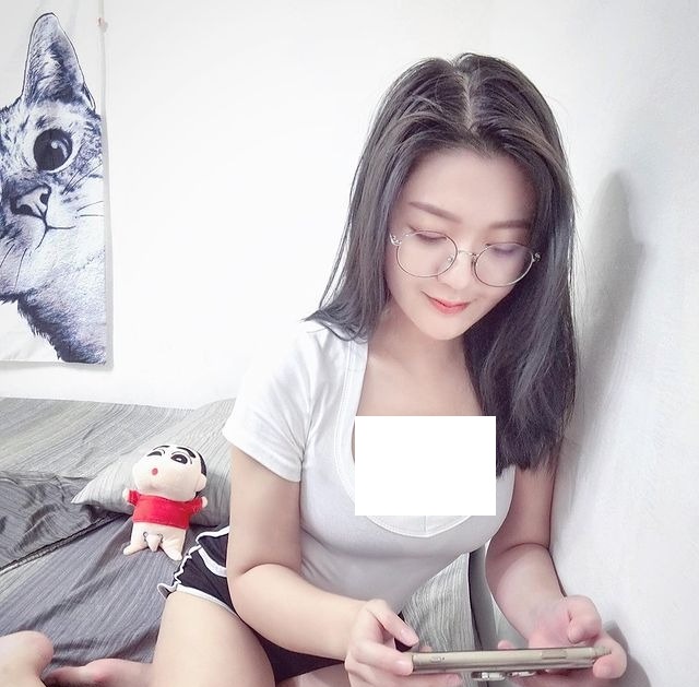 Nữ game thủ chơi Tốc chiến với tư thế gây 'đỏ mặt' hóa ra lại có sở thích tạo dáng trên giường - Ảnh 1