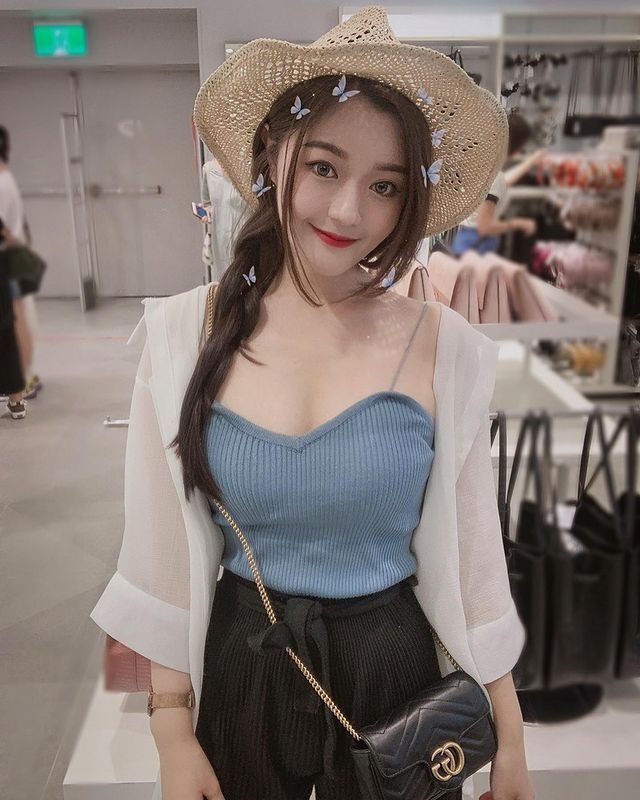 Nữ game thủ chơi Tốc chiến với tư thế gây 'đỏ mặt' hóa ra lại có sở thích tạo dáng trên giường - Ảnh 2