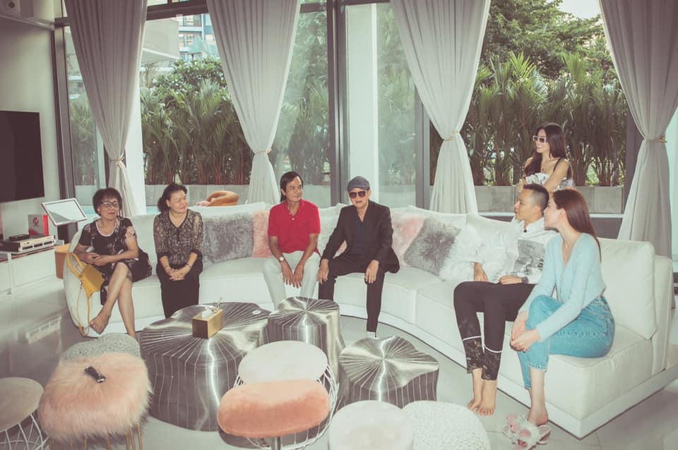 Bộ ảnh gặp gỡ hai bên gia đình Ngọc Trinh, Vũ Khắc Tiệp. Ảnh: FBNV