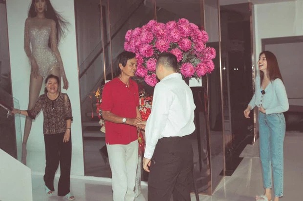 Tung bộ ảnh gia đình 2 bên gặp gỡ, Vũ Khắc Tiệp và Ngọc Trinh thực sự tính chuyện trăm năm? - Ảnh 1 Tung bộ ảnh gia đình 2 bên gặp gỡ, Vũ Khắc Tiệp và Ngọc Trinh thực sự tính chuyện trăm năm? - Ảnh 1