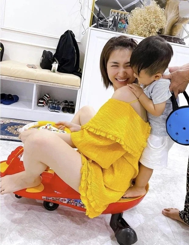 Hòa Minzy thoải mái công khai hình ảnh chơi đùa với con trai thời gian gần đây. Ảnh: FB
