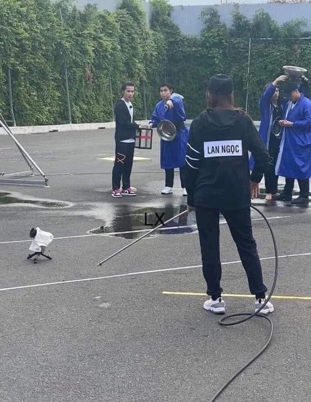 Jack đứng cạnh Jun Phạm, chung màu áo với Ninh Dương Lan Ngọc trong thử thách với nước. Ảnh: Internet