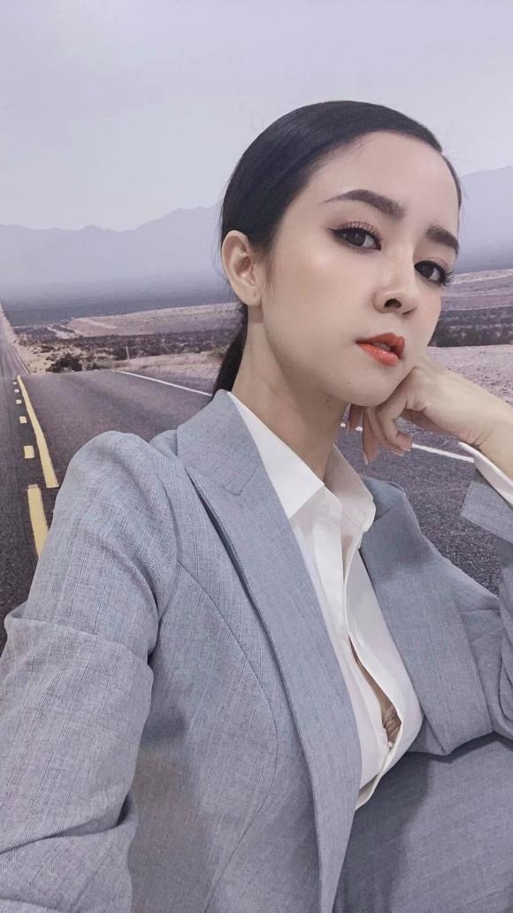 Mẹ bé Cami trong 'Hướng dương ngược nắng' hóa ra là diễn viên quen mặt, ngoài đời xinh đẹp hết nấc và cùng cảnh ngộ với Lương Thu Trang - Ảnh 3 Mẹ bé Cami trong 'Hướng dương ngược nắng' hóa ra là diễn viên quen mặt, ngoài đời xinh đẹp hết nấc và cùng cảnh ngộ với Lương Thu Trang - Ảnh 3