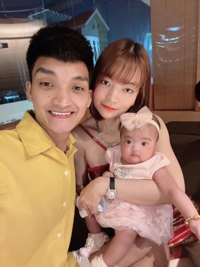 Gia đình hạnh phúc của Mạc Văn Khoa. Ảnh: FBNV Gia đình hạnh phúc của Mạc Văn Khoa. Ảnh: FBNV