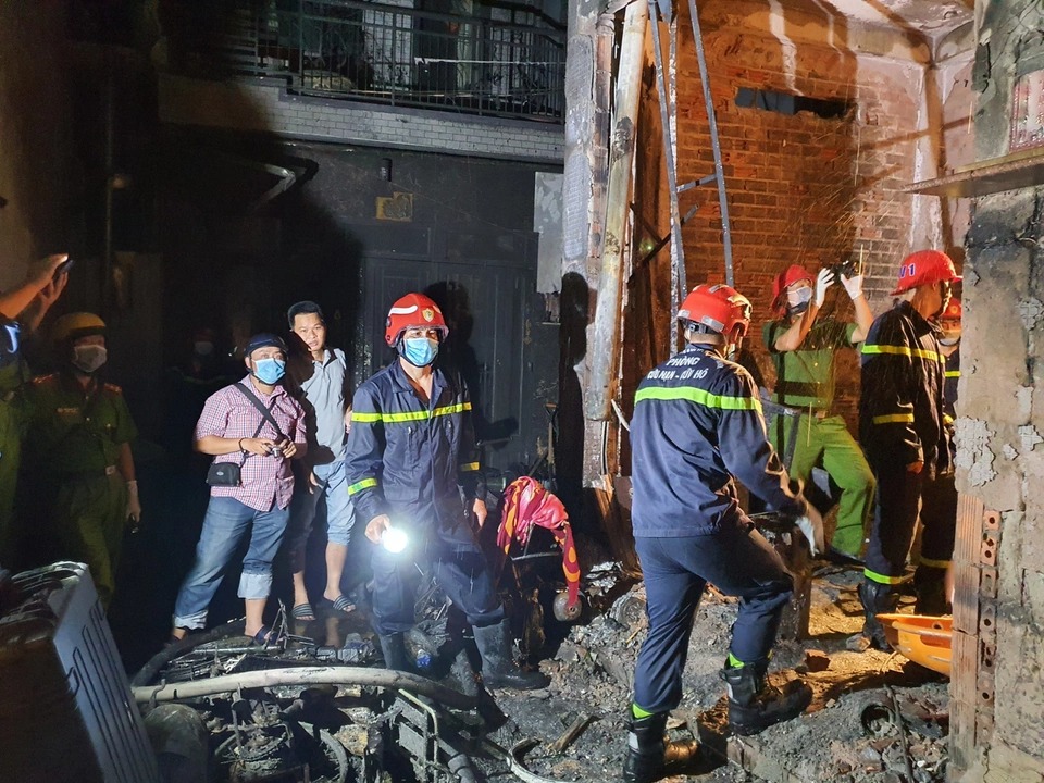 Hiện trường tan hoang của vụ cháy thương tâm gây thiệt hại lớn về người và tài sản - Ảnh 1