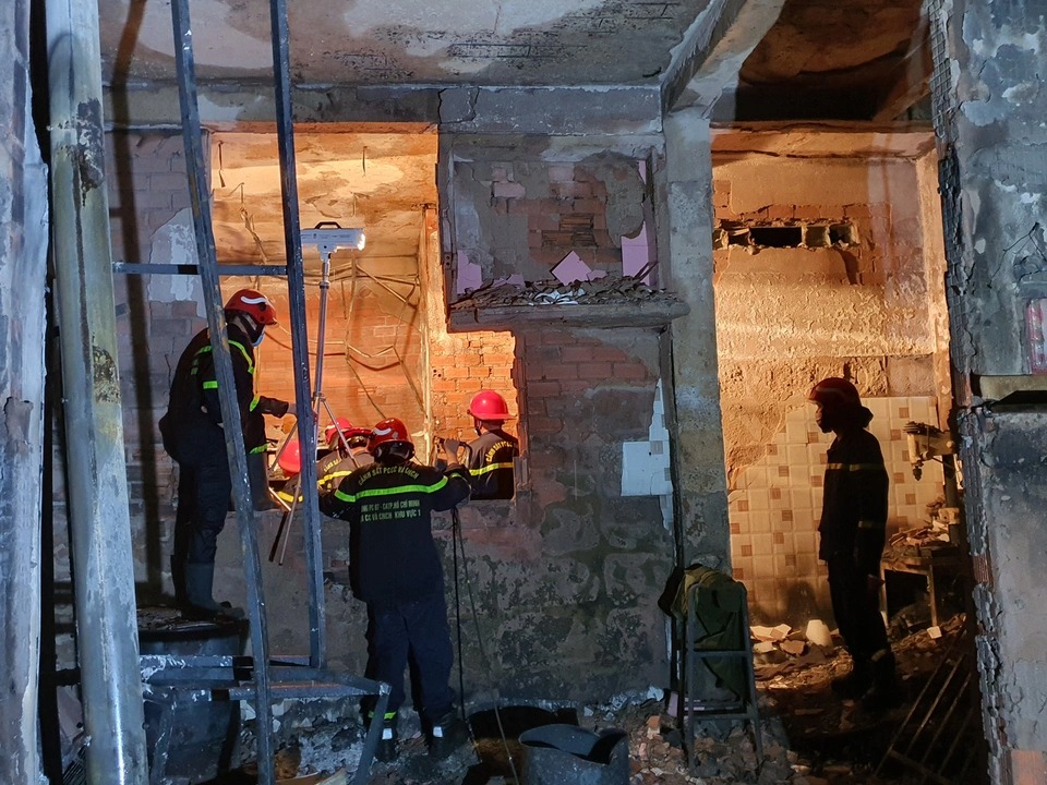 Công tác cứu hỏa gặp nhiều khó khăn do con hẻm sâu, xe cứu hỏa không thể tiếp cận được. Ảnh: Zing