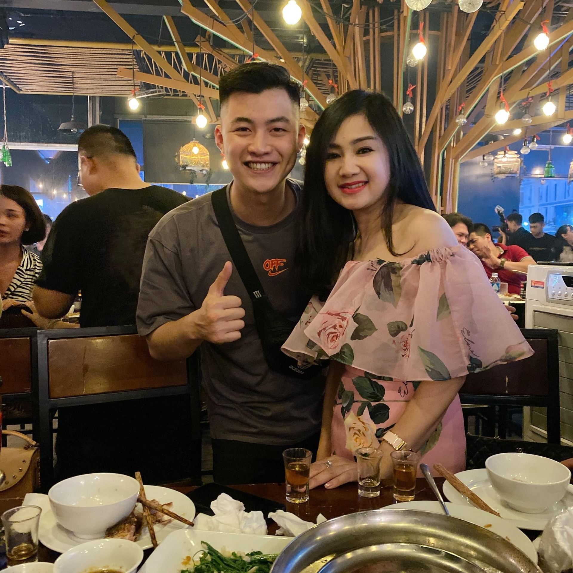Duy Khánh thân thiết bên dàn diễn viên Hướng dương ngược nắng. Ảnh: FBNV Duy Khánh thân thiết bên dàn diễn viên Hướng dương ngược nắng. Ảnh: FBNV