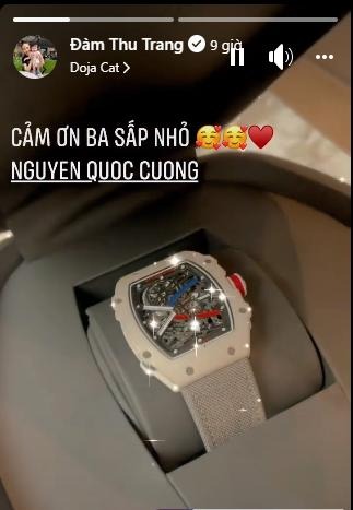 Chiếc đồng hồ có giá trị khoảng 3 tỷ đồng vừa được Cường Đôla tậu về tặng vợ. Ảnh: FBNV Chiếc đồng hồ có giá trị khoảng 3 tỷ đồng vừa được Cường Đôla tậu về tặng vợ. Ảnh: FBNV