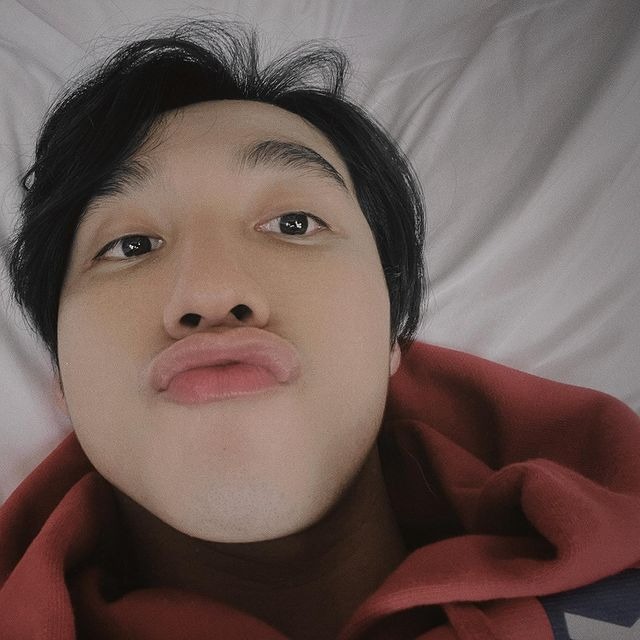 Sơn Tùng M-TP bất ngờ thể hiện tình cảm bằng 1 nụ hôn. Ảnh: Instagram