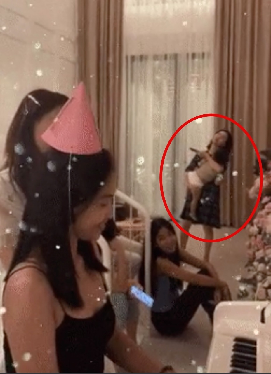 Hòa Minzy trở thành 'mẹ bỉm lầy lội' trong tiệc sinh nhật Nhã Phương với khoảnh khắc tặng quà có 1-0-2 - Ảnh 2