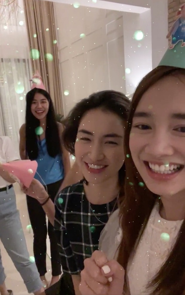 Hòa Minzy trở thành 'mẹ bỉm lầy lội' trong tiệc sinh nhật Nhã Phương với khoảnh khắc tặng quà có 1-0-2 - Ảnh 1 Hòa Minzy trở thành 'mẹ bỉm lầy lội' trong tiệc sinh nhật Nhã Phương với khoảnh khắc tặng quà có 1-0-2 - Ảnh 1