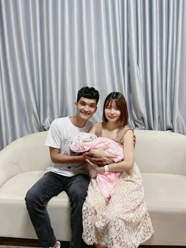 Mặc Văn Khoa lại khiến dân tình ôm bụng cười với màn cosplay siêu anh hùng để chăm con - Ảnh 1 Mặc Văn Khoa lại khiến dân tình ôm bụng cười với màn cosplay siêu anh hùng để chăm con - Ảnh 1