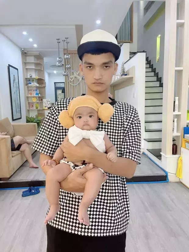 Mạc Văn Khoa và con gái thường xuyên có màn kết hợp với biểu cảm hài hước. Ảnh: FBNV Mạc Văn Khoa và con gái thường xuyên có màn kết hợp với biểu cảm hài hước. Ảnh: FBNV