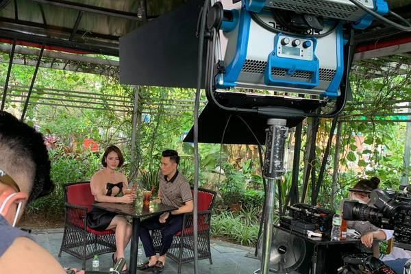 Hình ảnh hậu trường của Việt Anh và Lương Thu Trang khiến nhiều người không khỏi hoài nghi về phần 3 của Hướng dương ngược nắng. Ảnh: FBNV Hình ảnh hậu trường của Việt Anh và Lương Thu Trang khiến nhiều người không khỏi hoài nghi về phần 3 của Hướng dương ngược nắng. Ảnh: FBNV