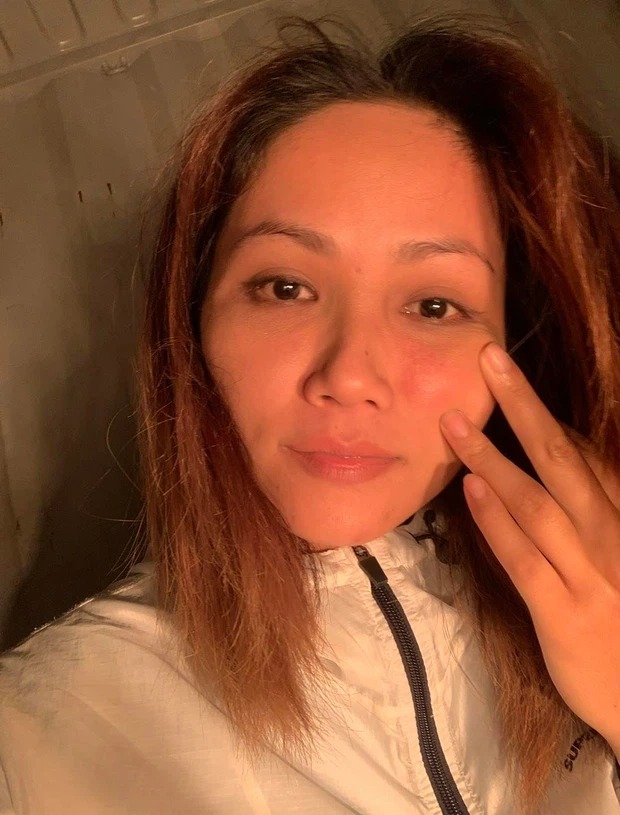 Nàng hậu không ngần ngại công khai loạt hình ảnh kém xinh của mình vì công việc. Ảnh: FBNV