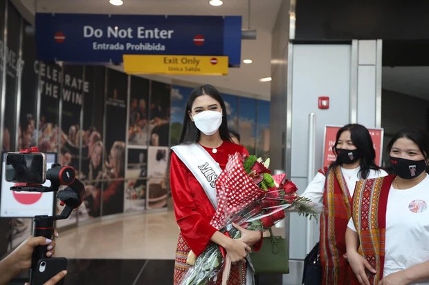 Hoa hậu Myanmar trở thành dân tị nạn sau mối lo về việc bị truy nã hậu Miss Universe 2020 - Ảnh 2 Hoa hậu Myanmar trở thành dân tị nạn sau mối lo về việc bị truy nã hậu Miss Universe 2020 - Ảnh 2